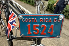 En Costa Rica las bicicletas tenían placa y un tico conserva dos de estas joyas invaluables para la historia
