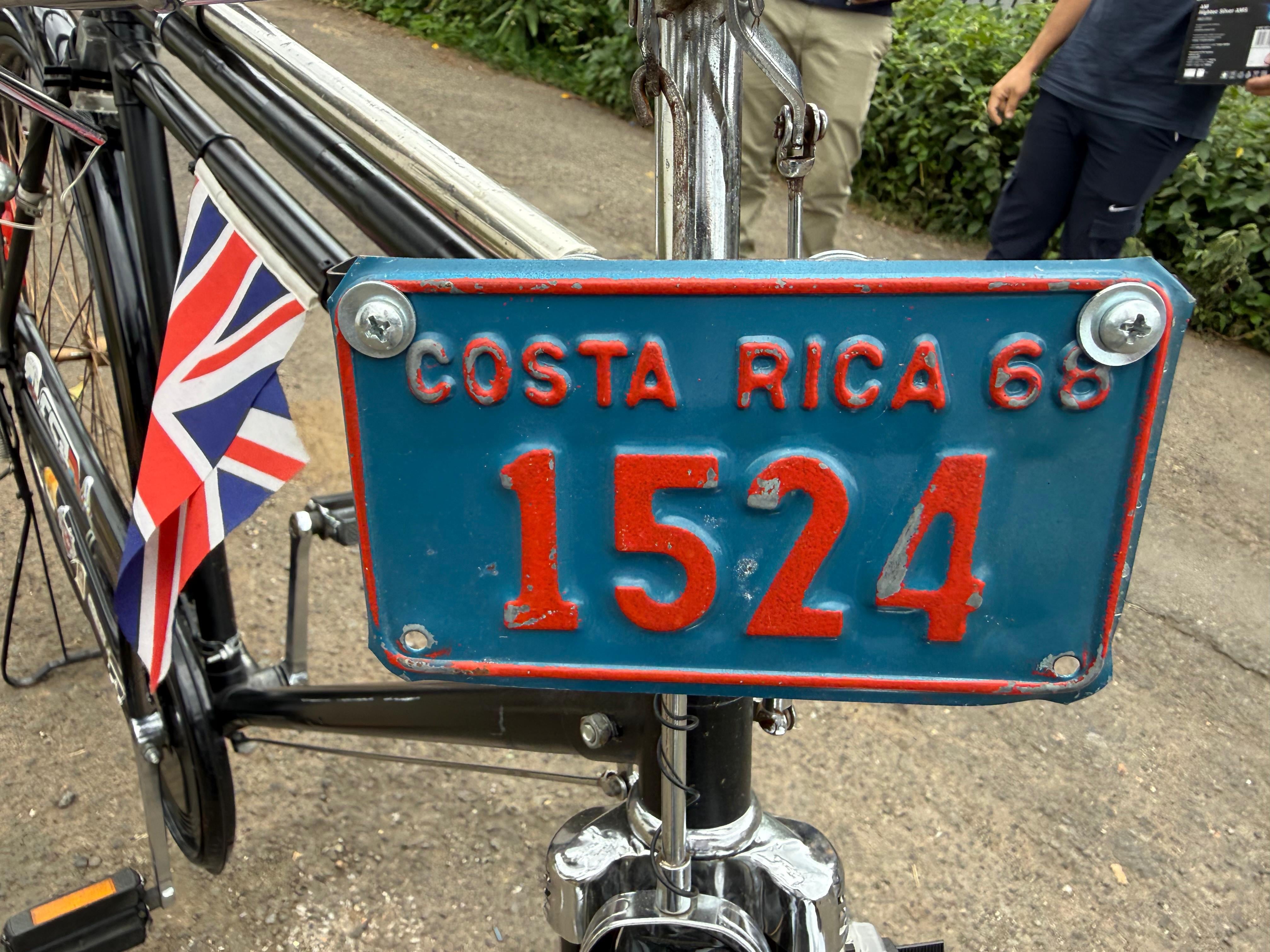 Alajueliteño Ángel Núñez maneja dos bicicletas que tienen placas metálicas las cuales son un recuerdo de la época en que las bicicletas también debían estar inscritas para circular por Costa Rica.