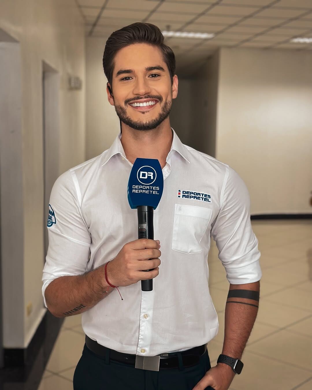 Al presentador de Repretel, Alejandro Coto, lo pusieron entre la espada y la pared con una pregunta que le hicieron en redes pero con la que no se dejó intimidar.