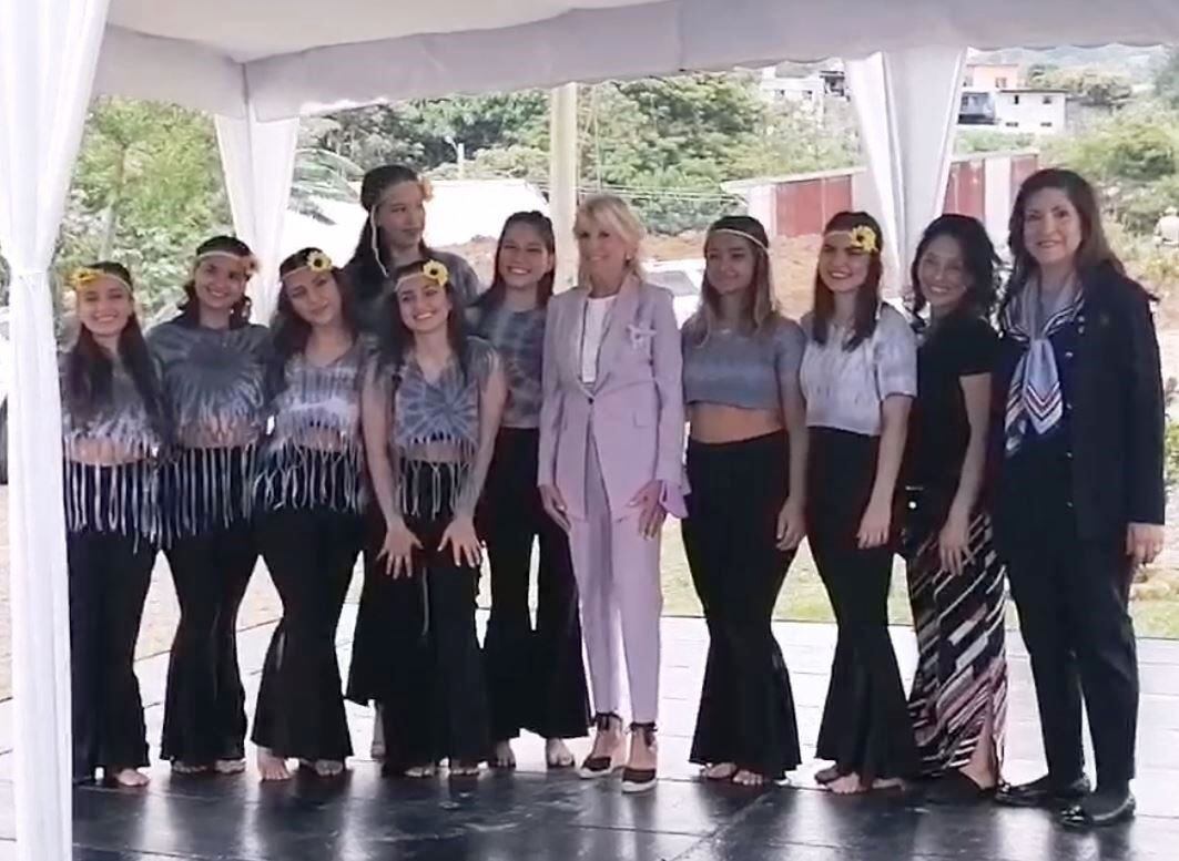 Al estadio municipal de Alajuelita llegó la primera dama de Estados Unidos, doña Jill Biden, para confirmar el apoyo del gobierno de su país al programa Sembremos Seguridad