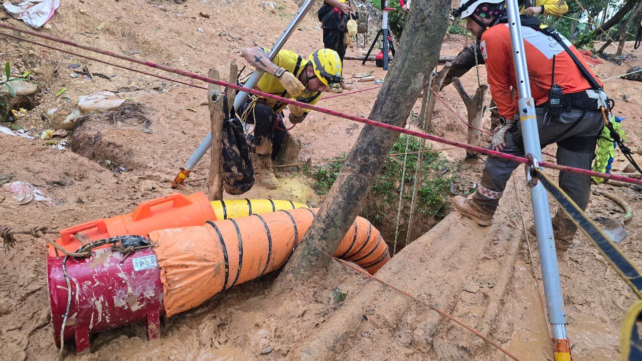 Bomberos y Cruz Roja realizan labores en una mina en Crucitas para dar dos personas que se sospechan estarían fallecidas.