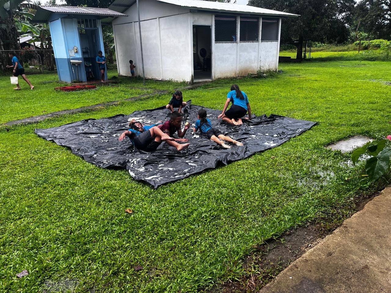 Clara Idalia García camina, cruza el río en panga y sigue en moto para llegar a la escuela de Copalchí, en Sarapiquí, donde enseña a 11 niños de primero a sexto grado