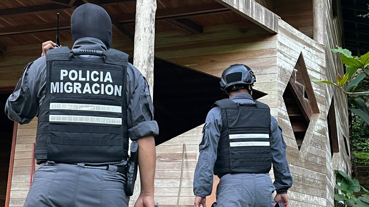 Un sujeto de apellidos Haag Haag, conocido como “Dale Williams”, naturalizado costarricense y la pareja de él una mujer de apellido Gorman, son sospechosos de explotar sexualmente a estadounidenses que atraían hacia Costa Rica. Foto: Policía de Migración