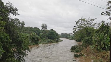 Tres personas fueron arrastradas por un río en su vehículo tras fuertes lluvias