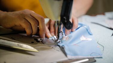 ¿Tiene ropa rota? En Reparatón se la arreglan gratis