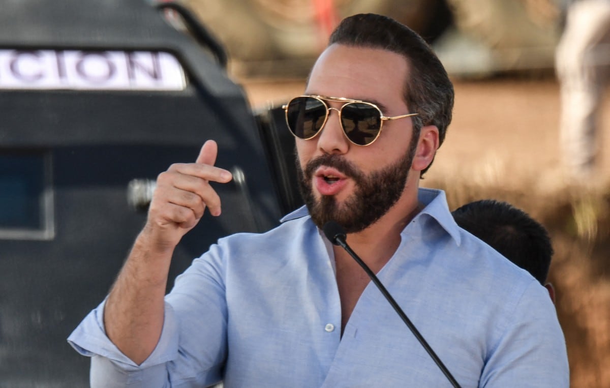 El presidente de El Salvador, Nayib Bukele, habla durante una conferencia de prensa en el sitio de construcción del Centro de Alta Contención para el Crimen Organizado (CACO), una prisión ubicada en Alajuela, el 14 de enero de 2026.