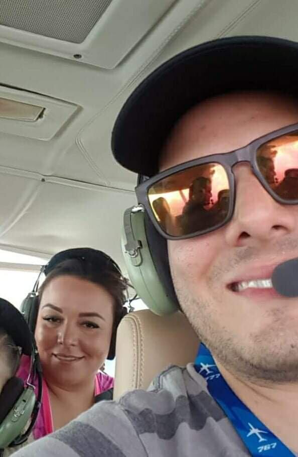 En barrio Escalante hay un nuevo restaurante, se llama Puerta 34, es el homenaje que le hace Tatiana Mora Agüero a su hermano piloto Esteban Mora, quien falleció en un accidente aéreo en el 2018