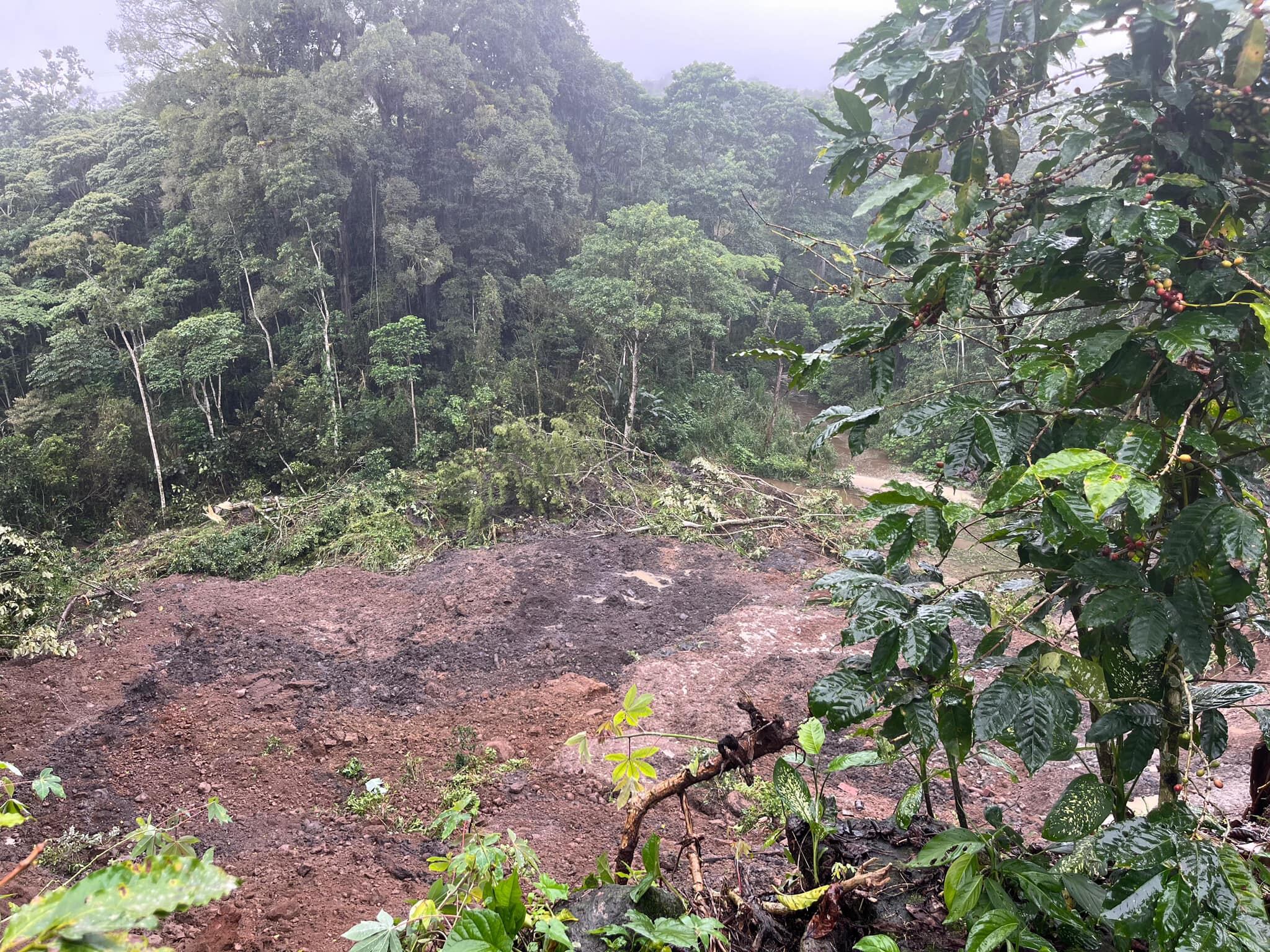 Esta situación ocurrió en calle Bambú en Santa Rosa de Turrialba, donde cuatro familias tuvieron que dejar sus casas al ser amenazados por la caída de tierra. Foto: Municipalidad de Turrialba