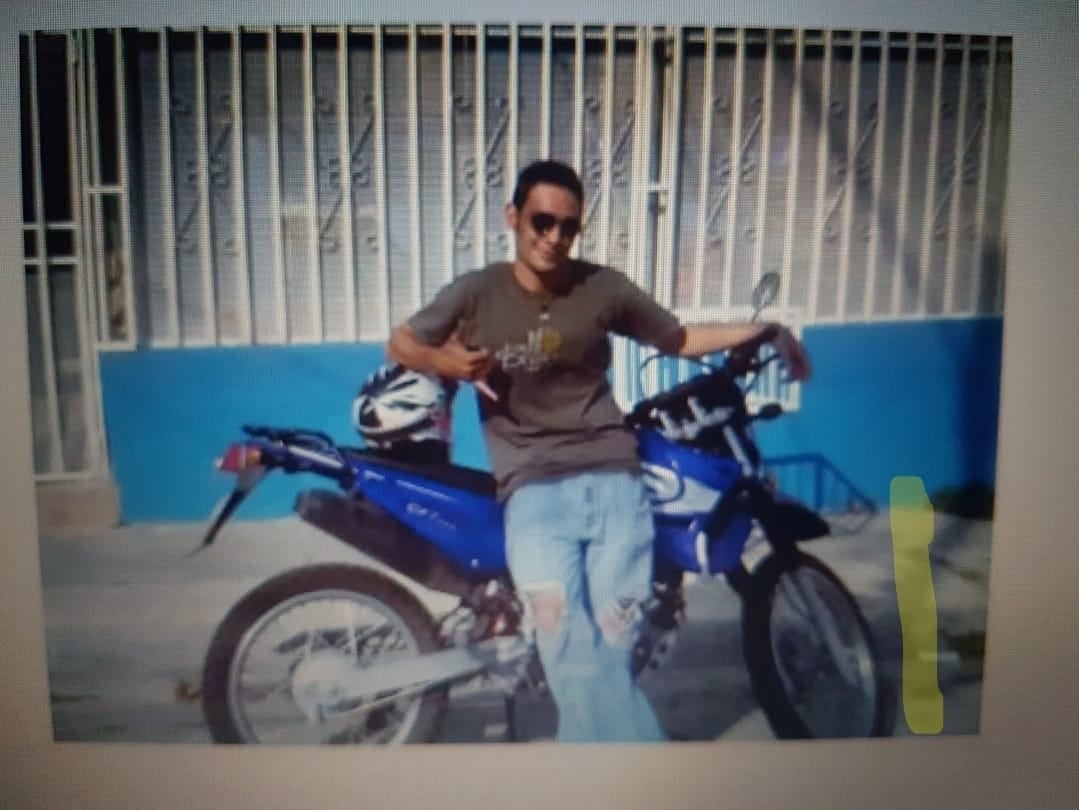 Aldo Blando Serrano, vecino de Barrio Córdoba, San José, tenía una vida que muchos conocen bien: trabajaba en un call center, había dejado la universidad y sentía que su futuro estaba prácticamente definido contestando cientos de llamadas al día.