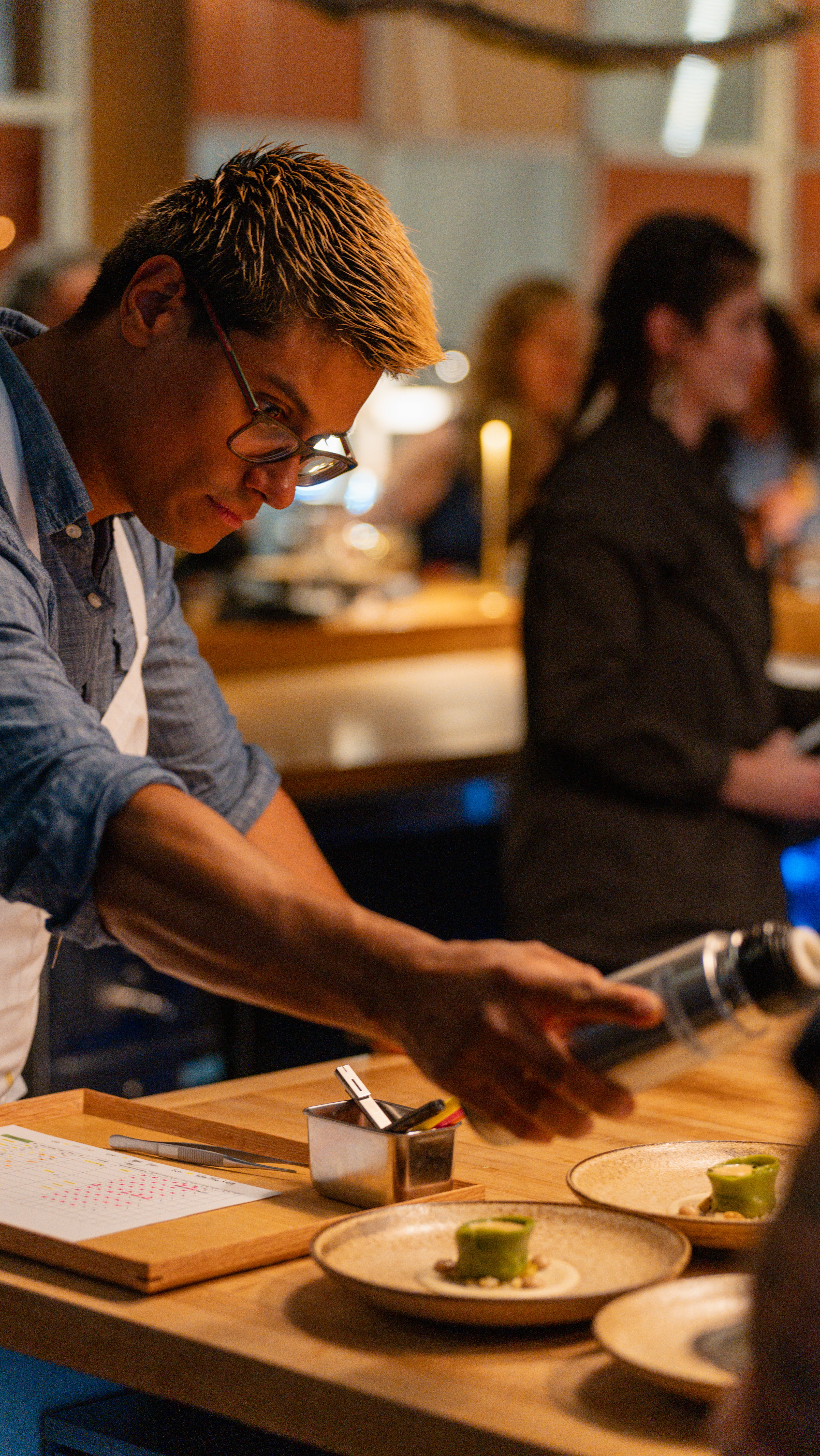 Byron Gómez Chacón, un herediano de la pura cepa, pero con sangre nicoyana corriendo por sus venas, es el primer costarricense en la historia que logra ganarse, en setiembre pasado, a puro esfuerzo una “Estrella Michelín”,