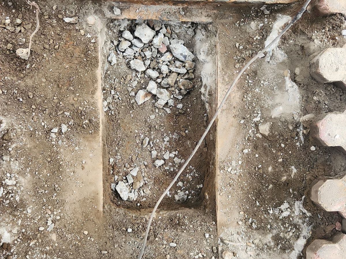 Dentro de las vías se encontraron fragmentos de cerámica y otros materiales.