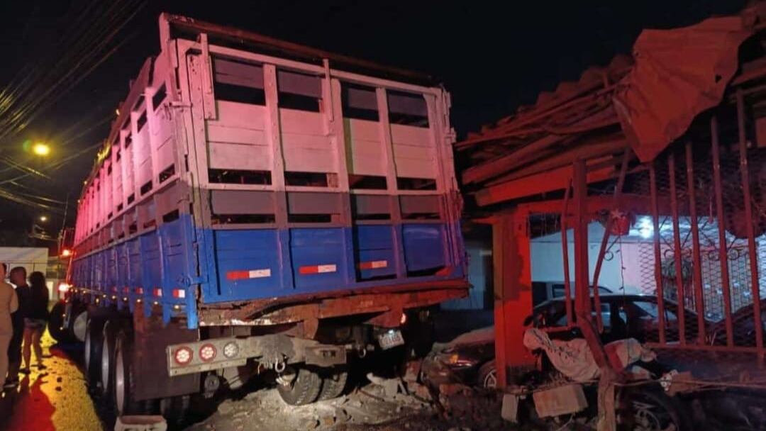 Al conductor del camión lo identificaron con los apellidos Miguel Núñez y al parecer intentó fugarse luego del violento hecho. Foto: Cortesía