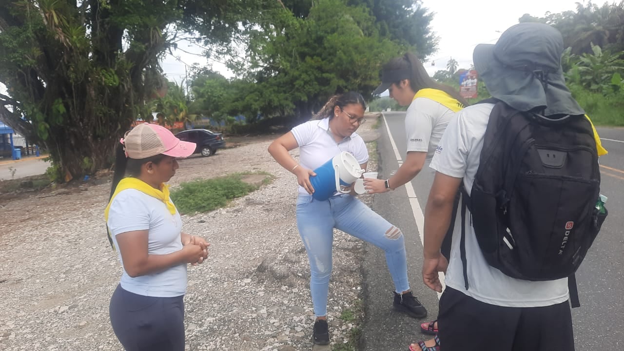 Este domingo 20 de julio los romeros de Río Claro de Golfito comenzaron, desde Paso Canoas, a caminar para cumplirle un año más a la patrona de Costa Rica, la virgencita de los Ángeles. En el grupo camina el periodista Rafael Vargas Jiménez, nuestro amigo de Brunca TV Digital, quien nos colabora con esta información y se caminará los 300 kilómetros, algo que realiza desde hace 10 años.