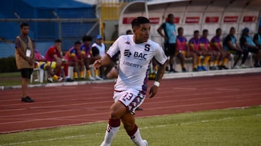 Expertos debaten si el sustituto de Michaell Chirinos en Saprissa debe ser nacional o extranjero