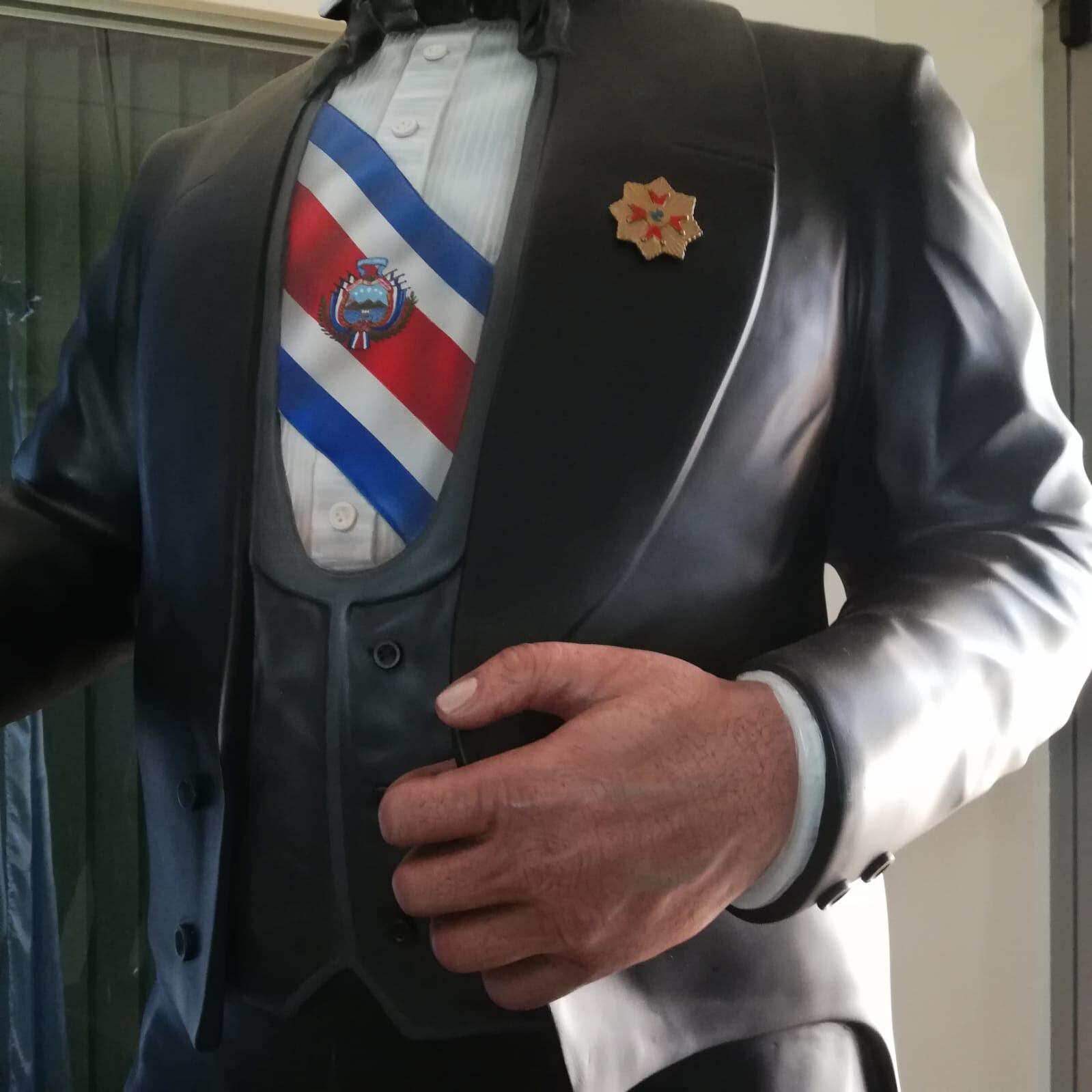 El escultor naranjeño, Germán Esquivel Fonseca, hizo, hace cuatro años, la única escultura que hay en el país con el rostro real y la altura casi exacta que tenía el Benemérito de la Patria, Juan Rafael Mora Porras, quien nació en 1814 y murió fusilado en 1860