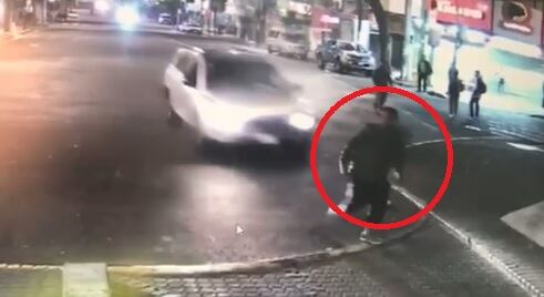 La víctima  trató de esquivar el carro, pero no lo logró. Foto cortesía.