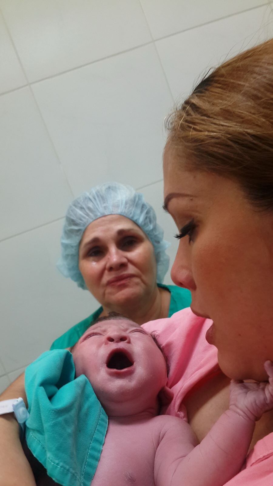 Loretta Quintana tiene 39 años y su mamá, doña María Jiménez, tiene 75 años, ambas son fieles ejemplos de que la devoción a la virgen de los Ángeles salva vidas y dan vida porque gracias a que le rezaron una novena a la Patrona de Costa Rica lograron dos milagros