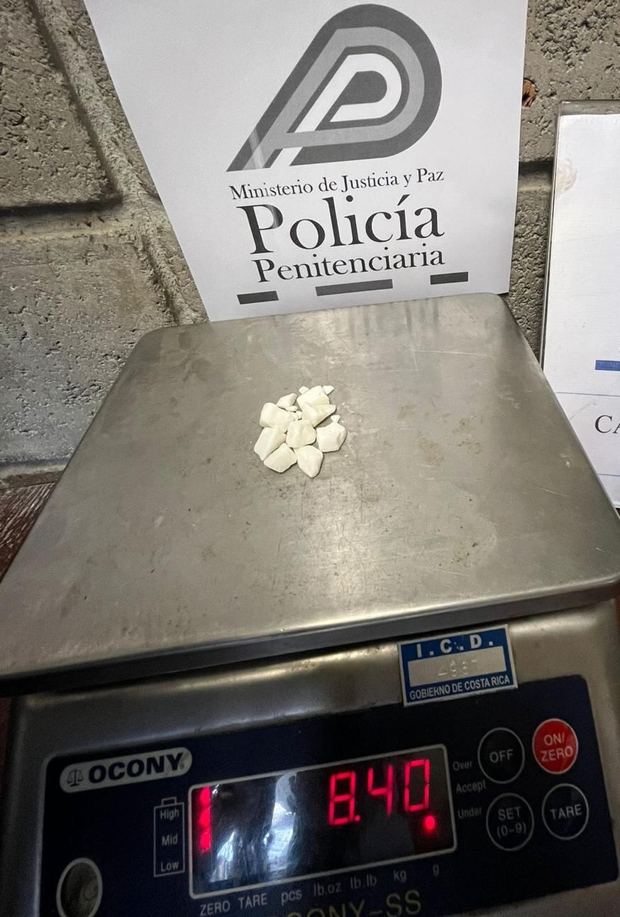Detienen a mujer que llevaba droga escondida en natilla.