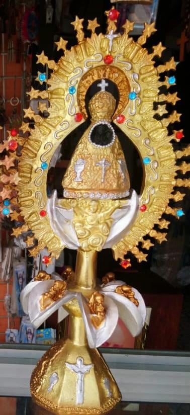 A 2.200 kilómetros de la Basílica de los Ángeles, una parejita tica en Miami se ha encargado de que la Negrita no esté sola. 
Carlos Hernández, de Guadalupe, y Guiselle Villalobos, de Moravia, son esposos desde hace 24 años, padres de Arianna y Karla, y devotos sin medida de la virgencita de los Ángeles.
Desde el 2009 organizan en su parroquia Cristo Rey una misa especial para honrar a la Patrona de Costa Rica, acompañada de bailes típicos, comidas ticas y hasta la giganta y el gigante.