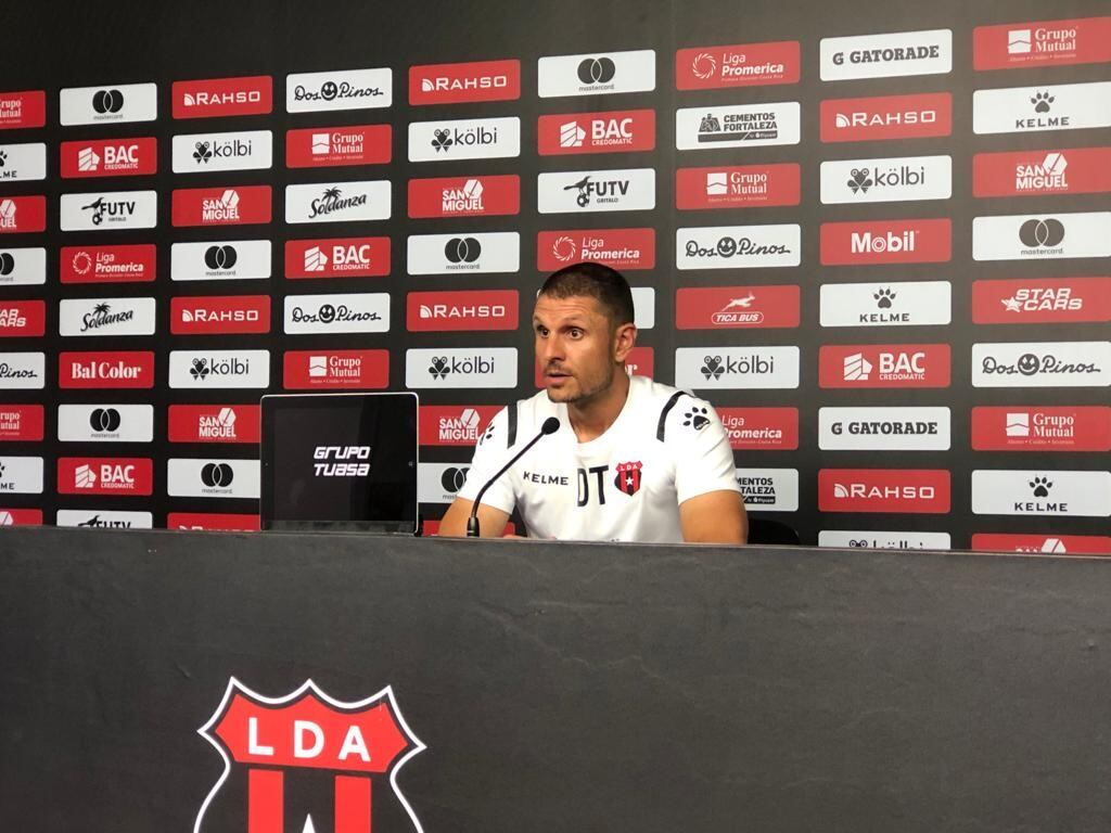 Albert Rudé, técnico de Alajuelense. Sergio Alvarado.