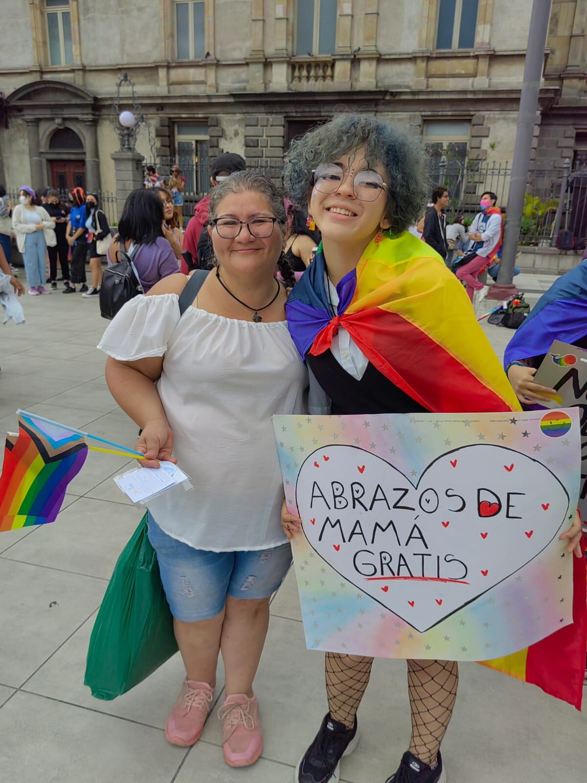 La Marcha de la Diversidad 2022 se vivió en Costa Rica el 26 de junio. Arrancó en el Parque Central y cerró en La Sabana, hubo concierto con Paulina Rubio en el Estadio Nacional. En la foto, doña Kattia Blanco Rodríguez, con su hijo Elías Tadeo.