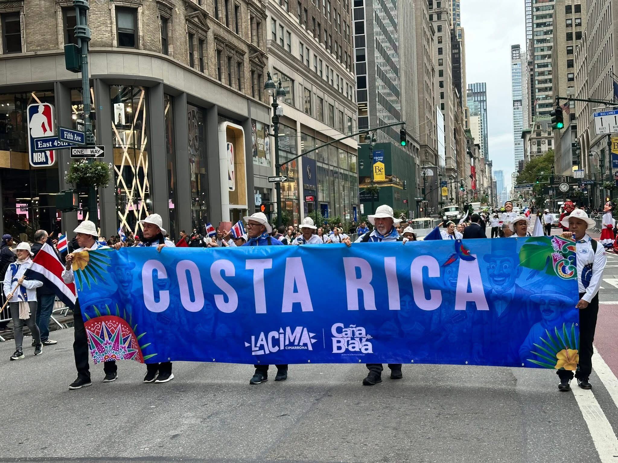 Más de 400 ticos desfilaron el 12 de octubre del 2025 en el Desfile de la Hispanidad sobe la Quinta Avenida de Nueva York.