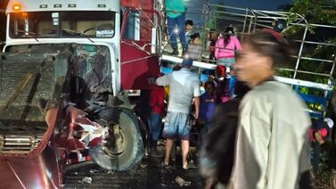 Impresionante foto muestra la magnitud de violento choque entre camiones que dejó 7 personas heridas