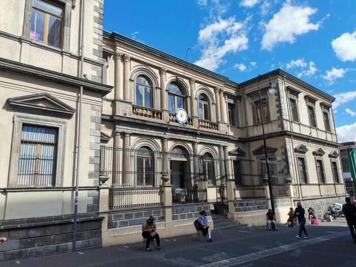 El edificio del Colegio Superior de Señoritas está muy enfermo, de hecho, está considerado como un enfermo crónico debido a filtración de la humedad que por años afecta la salud de sus paredes. Es por eso que el Centro de Patrimonio Cultural le mete mano con una profunda restauración