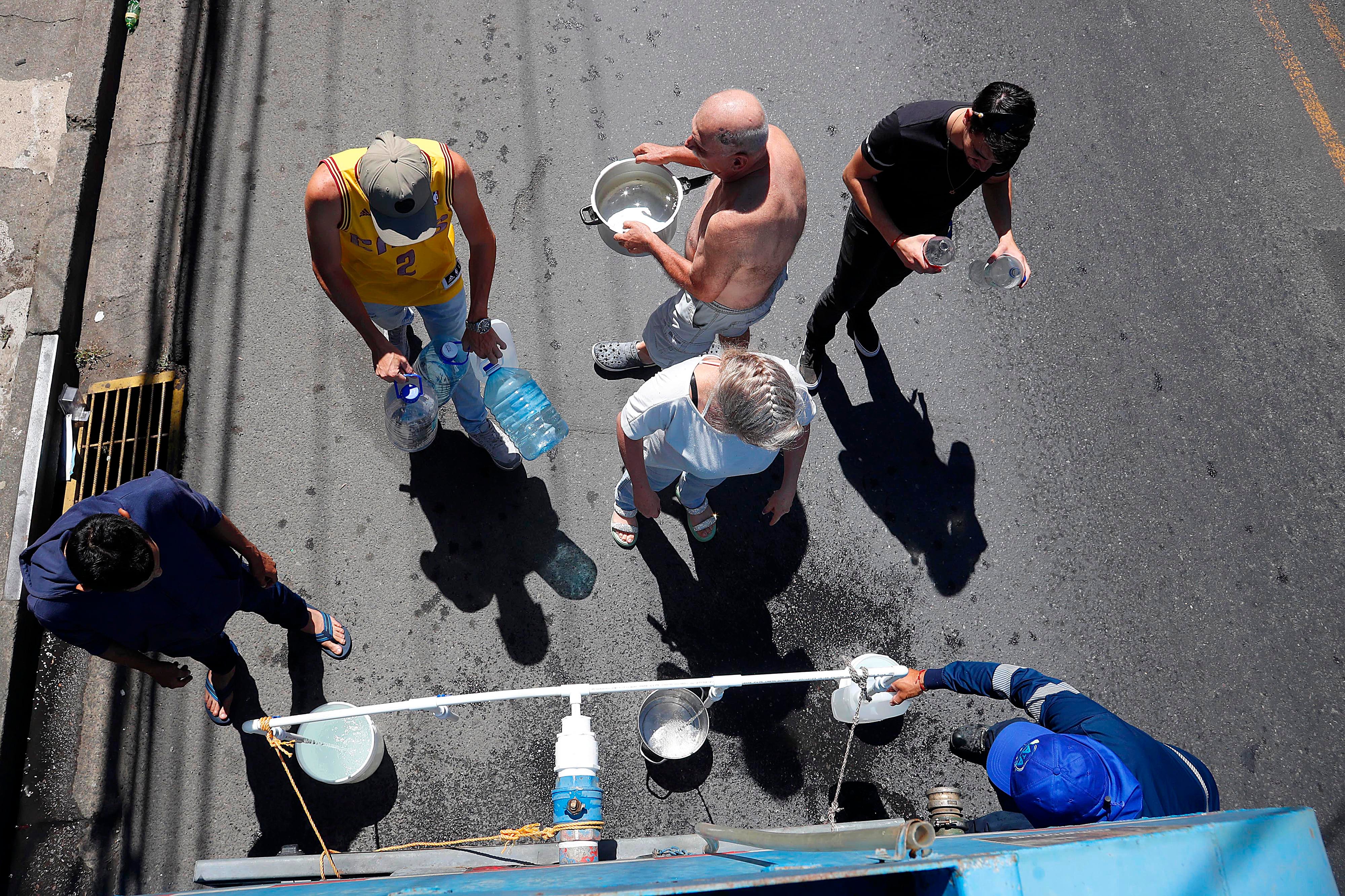 0/01/2024     Cinco Esquinas de Tibás, barrio San Gabriel Sur. Un camión cisterna contratado por Acueductos y Alcantarillados (AyA) repartió agua potable este martes por la mañana. Hombres, mujeres y niños de todas las edades se acercaron botellas, bidones, tarros y ollas para recoger agua ante la crisis que se vive por la contaminación del líquido con algún hidrocarburo hasta ahora desconocido. Foto: Rafael Pacheco Granados