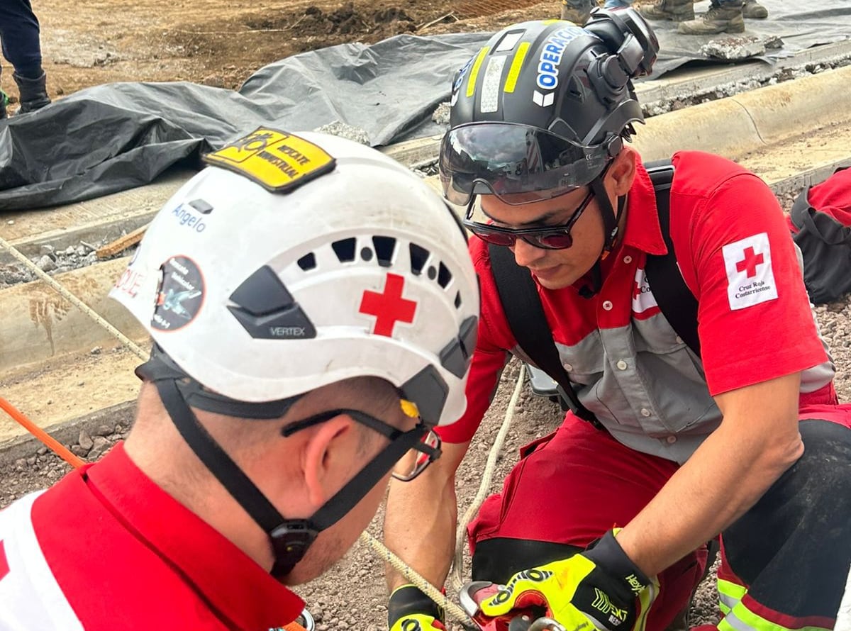 La Cruz Roja atiende el rescate de un hombre que cayó en una fosa en Heredia