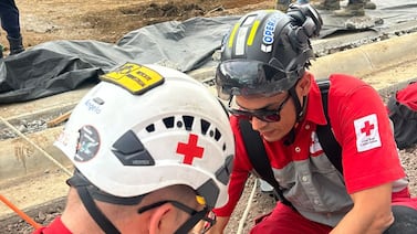 Hombre cae dentro de una fosa en San Francisco de Heredia, Cruz Roja trabaja en rescate