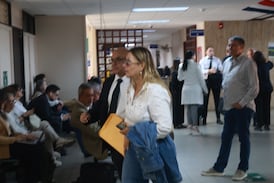 Con rosas blancas, amigas y seguidoras: así llegó la doctora Jennifer Fallas al juicio contra Maricruz Leiva
