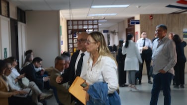 Con rosas blancas, amigas y seguidoras: así llegó la doctora Jennifer Fallas al juicio contra Maricruz Leiva