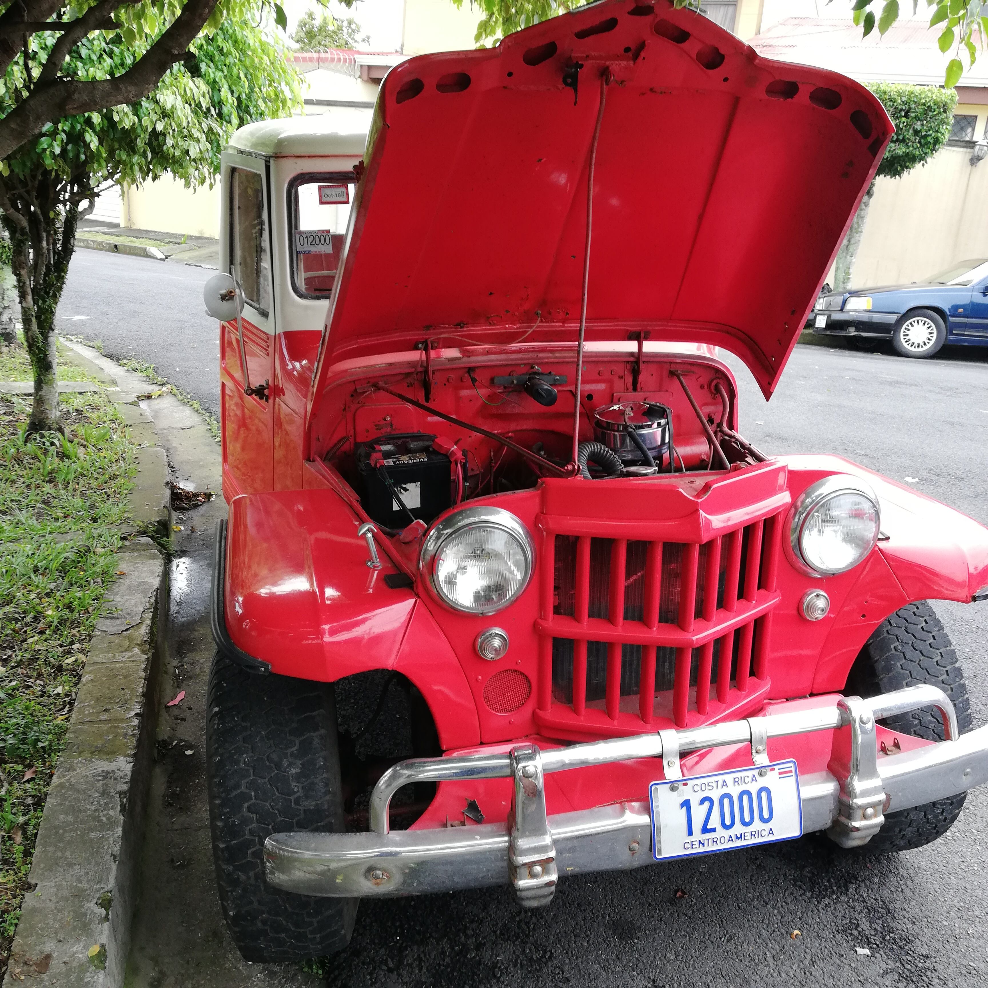 Don Óscar Gómez Murillo tiene 16 años de haber cumplido el sueño de comprar un carro igual al que le prestaron jovencillo para aprendiera a manejar: una “Marota”. Bueno, es que así le han dicho siempre a los Willys Station Wagon en Turrialba.