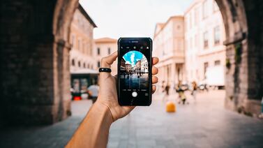 Un hombre se casó con su celular: amor triunfa en la era digital