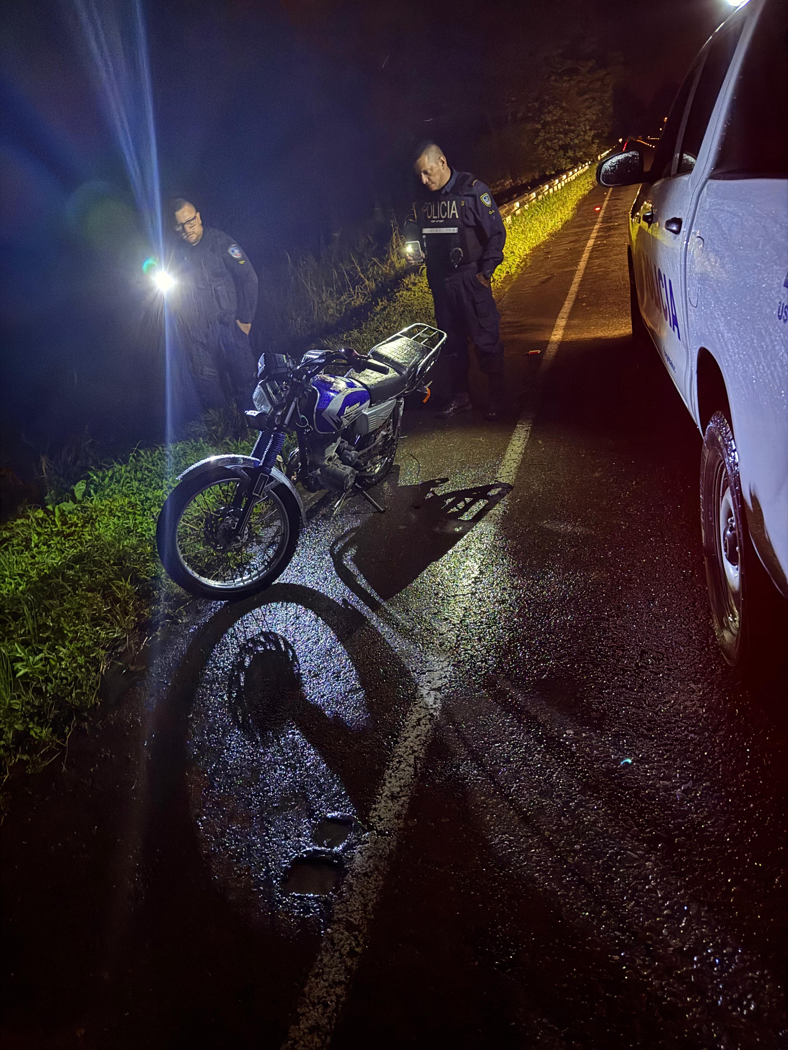 Esta es una de las últimas fotos del policía Carlos Alexander Velásquez, de 51 años, está detrás de la moto que revisaban en Quepos. Foto: cortesía