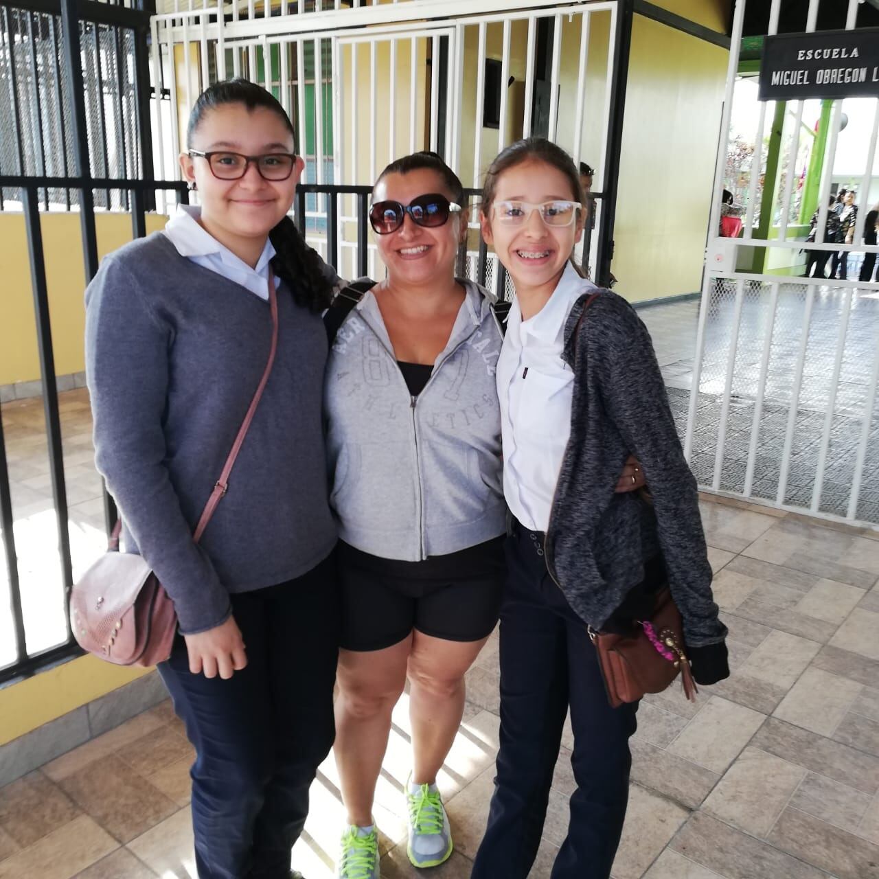 Alanny Selva (derecha), se abraza con su mamá, Ana Laura Rojas y su mejor amiga, Valentina Carvajal