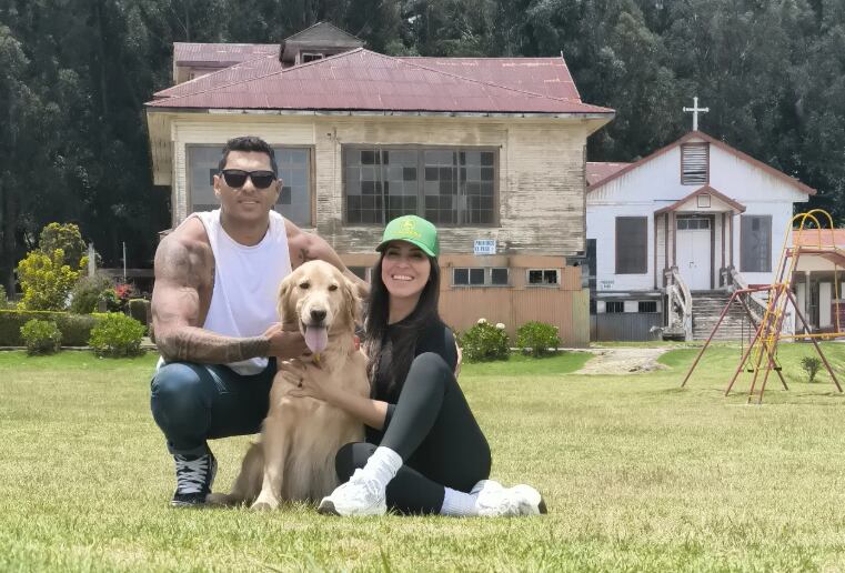 Gipzy Montoya y su esposo Mauricio Motta junto a sus nuevas mascotas