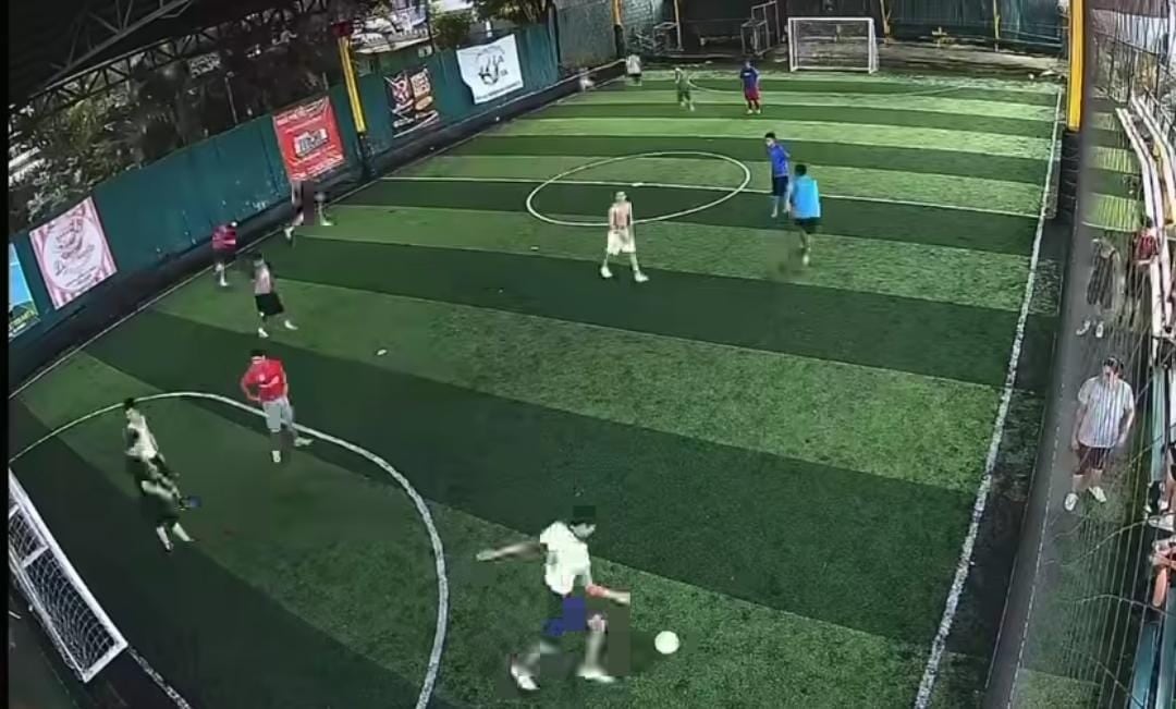 Una vaquilla sorprendió a quienes disputaban un partido en una cancha sintética de Alajuelita.