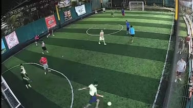 (Video) Partido en cancha sintética se volvió un “redondel” tras inesperado ingreso de una vaquilla