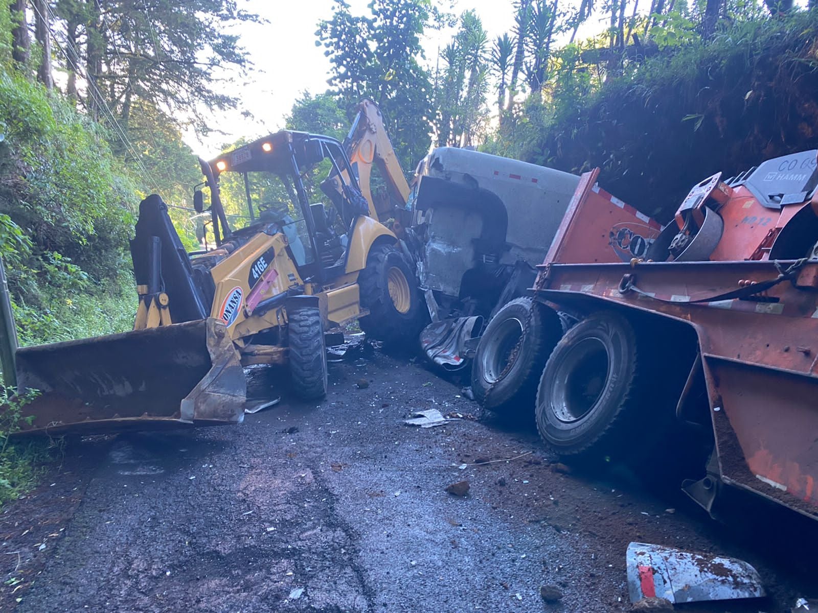 Choque entre tráiler y retroexcavadora en Heredia. Foto cortesía.