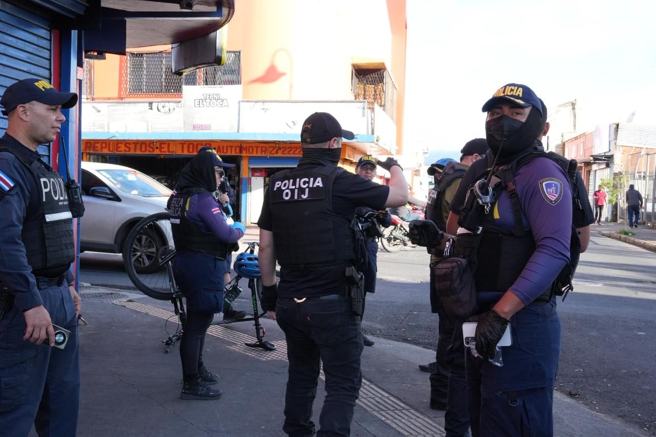 Operativo en cuarterías en el centro de San José. Foto Policía Municipal de San José.