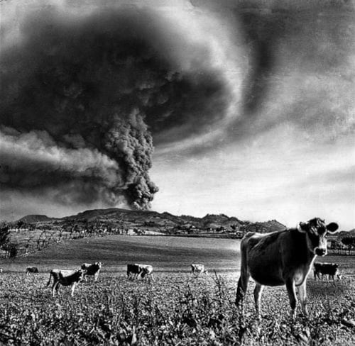 El 09 de agosto de 1962 un fuerte retumbo y una gran columna de vapor marcaron el inicio de lo que sería un nuevo ciclo eruptivo en el cráter principal del volcán Irazú, precisamente, siete meses después, pasada la 1:00 pm del 13 de marzo de 1963, una enorme nube de ceniza que se apreciaba desde distintos puntos del Valle Central anunciaba que el macizo del Irazú había entrado en erupción, periodo que se extendería hasta 1965.