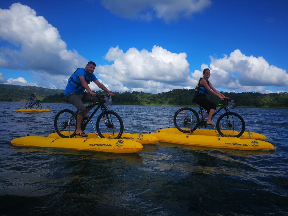 “Water Bike Tour” es un nuevo proyecto en el lago Arenal en San Carlos del matrimonio de doña Wendy Cárdenas y don Andrés Vega.