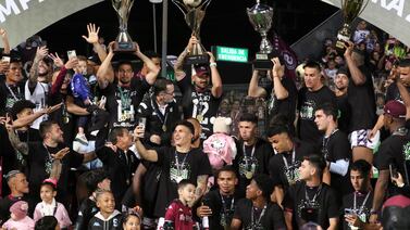 Un expresidente de Costa Rica ha celebrado 35 títulos del Saprissa en las graderías