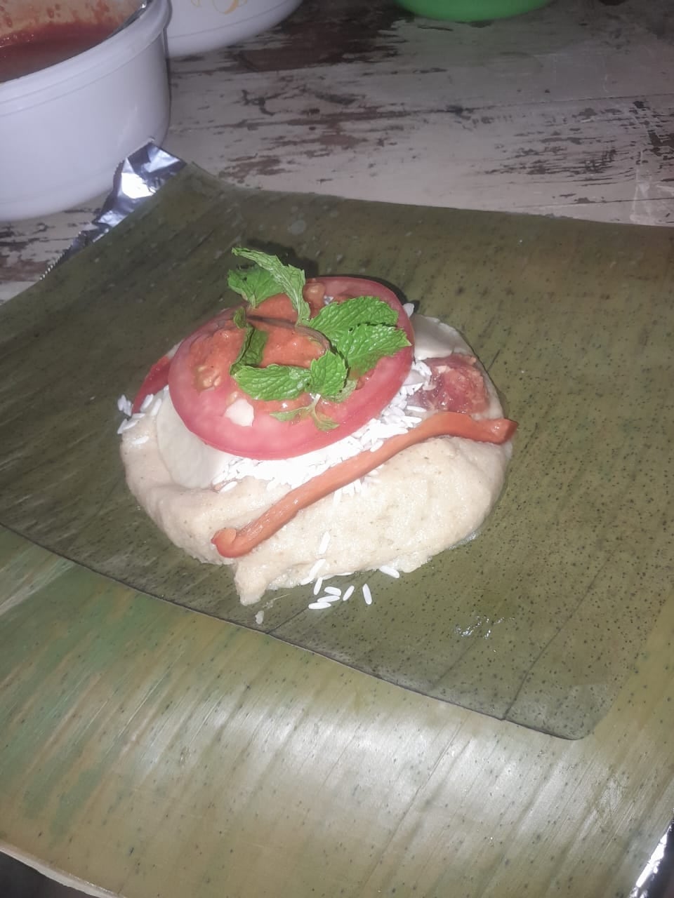 Doña Karla Laguna Roque, quien nació en Matagalpa y heredó la cuchara de su abuela y su mamá, nos da bolados para hacer nacatamales navideños nicaragüenses