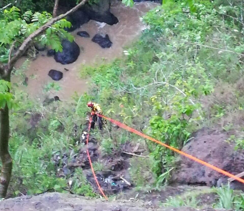 Pareja fallece al caer con su carro a gundo de 100 metros de profundidad en Naranjo de Alajuela. Foto cortesía.