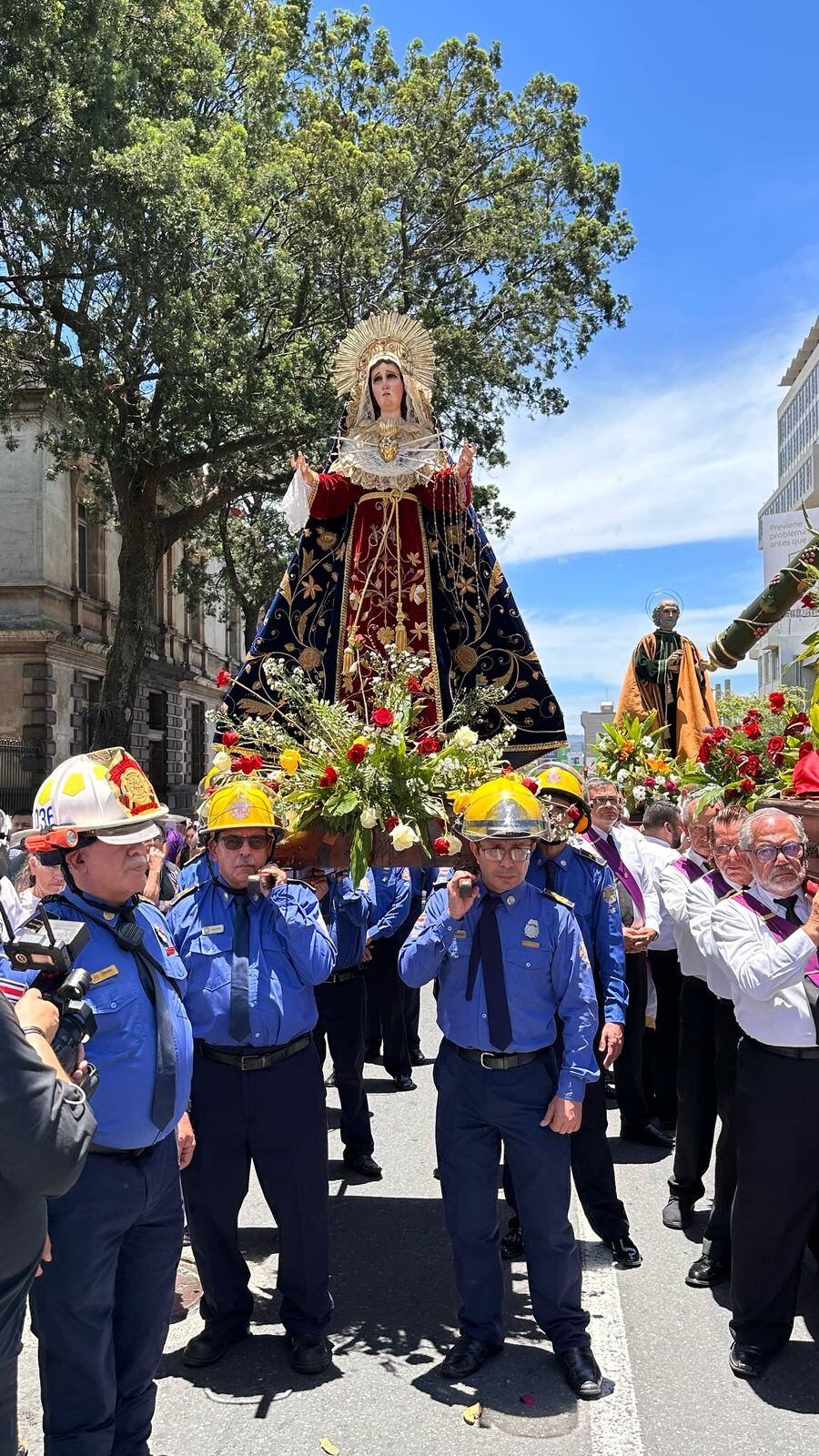 Así se vive la procesión del Santo Encuentro en el centro de San José. Alonso Tenorio.