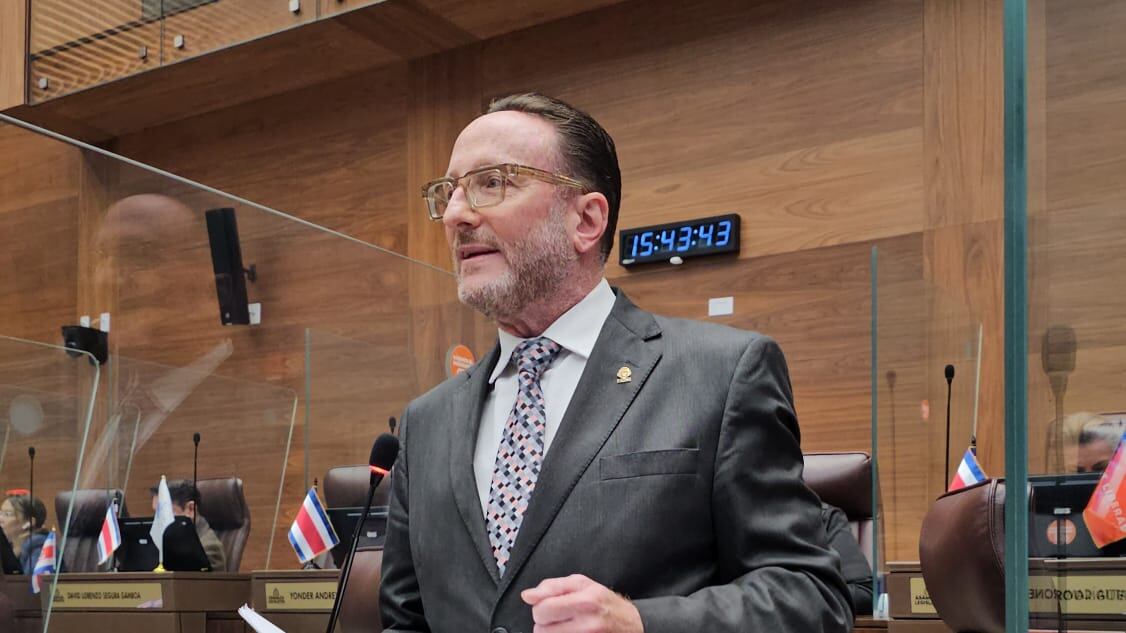 El diputado Eli Feinzag durante una intervención en el plenario de la Asamblea Legislativa. Cortesía: PLP