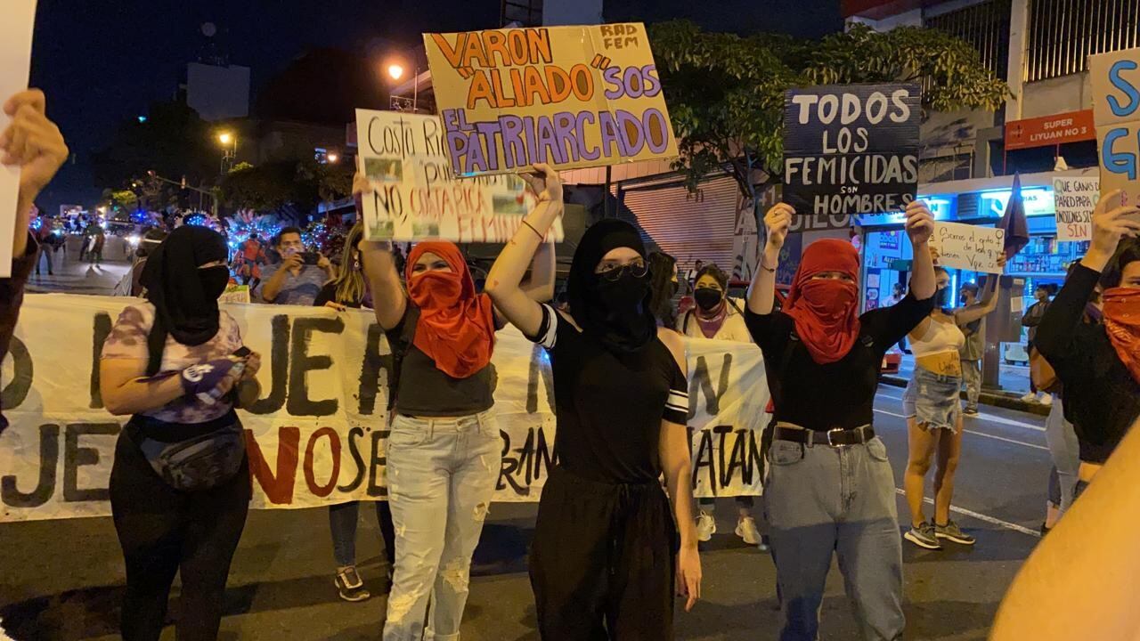 Marcha en San José por el Día Internacional de la Eliminación de la Violencia contra la Mujer. Foto cortesía Brujas Feministas CR.